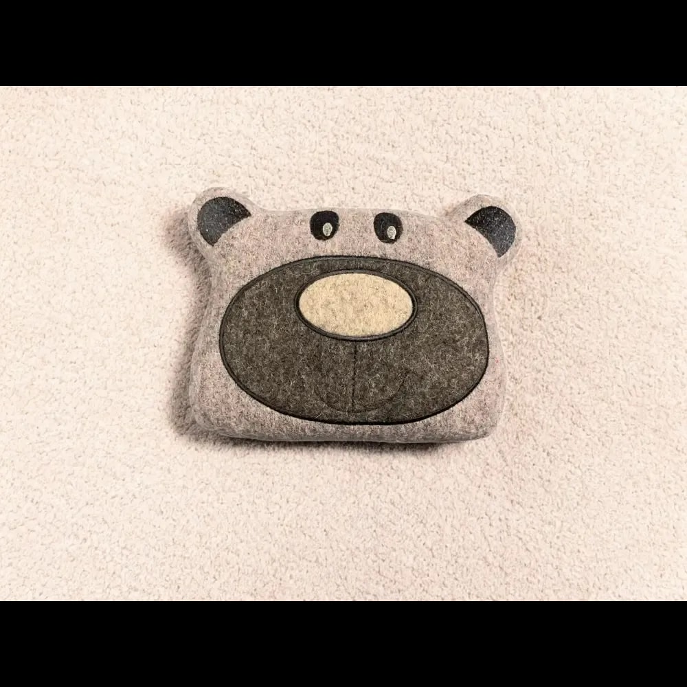 Handgefertigtes Bärenkissen als nachhaltiges Hundespielzeug